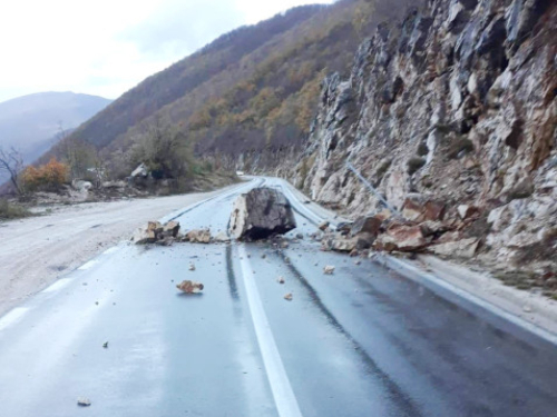 Vozači, oprez: Evo gdje vas očekuju zastoji i odroni na cesti