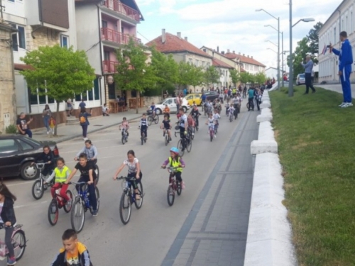 Više od stotinu mališana sudjelovalo u biciklijadi ulicama Tomislavgrada