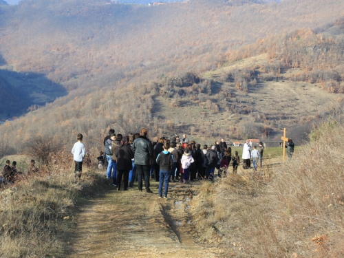 FOTO: Vlč. Stipo Knežević predvodio križni put na Uzdolu