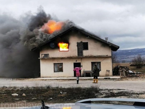 Ugašen požar na obiteljskoj kući u Tomislavgradu!