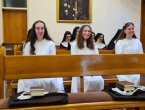 Tri postulantice u Samostanu sv. Klare u Brestovskom odjenule redovnički habit