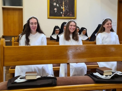 Tri postulantice u Samostanu sv. Klare u Brestovskom odjenule redovnički habit