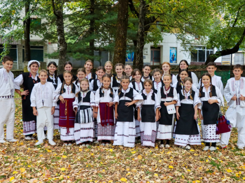 FOTO: Večer folklora u Domu kulture: Susret tradicije, glazbe i zajedništva