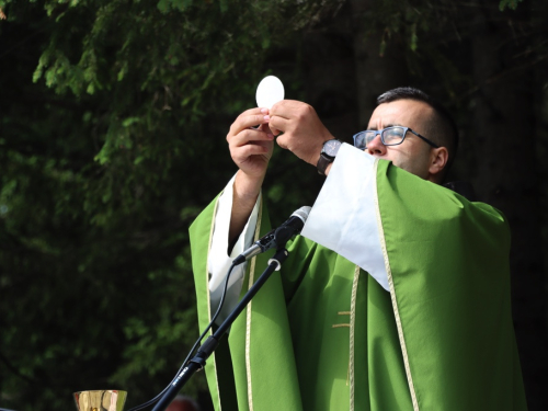 FOTO: Na Vranu služena sv. misa za poginule duvandžije