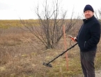 Poljoprivrednici u Ukrajini sami ručno vade mine
