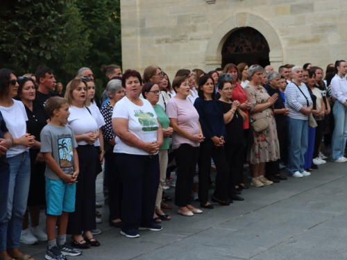 FOTO: Započela trodnevnica na Šćitu uoči Male Gospe, prvi dan posvećen školarcima