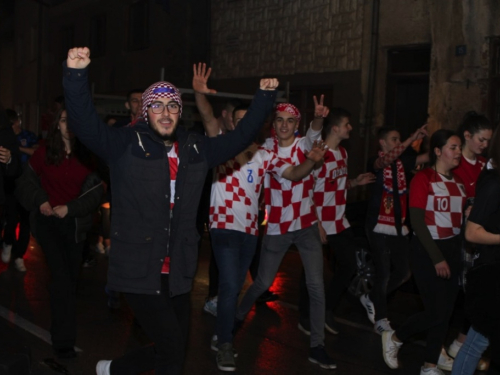 FOTO/VIDEO: Ludnica na ulicama Prozora! Pogledajte kako je proslavljena pobjeda Hrvatske