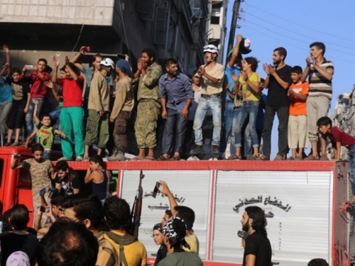 Sirijci slave nakon vijesti da su pobunjenici prekinuli opsadu Alepa