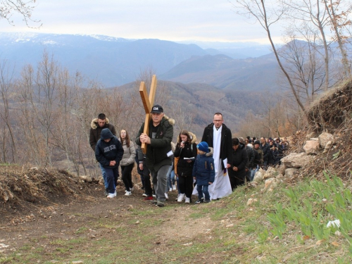 FOTO: Put križa na petu korizmenu nedjelju u župi Uzdol