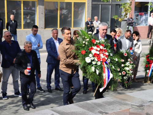 FOTO: Polaganjem vijenaca i svečanom sjednicom započelo obilježavanje Dana općine