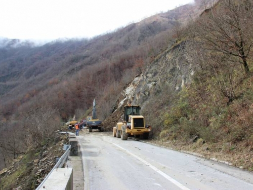 Čišćenje odrona na cesti Prozor-Jablanica trajat će još nekoliko dana!