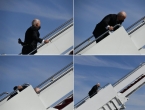 Biden se pokušao ukrcati u Air Force One pa pao dva puta: Pogledajte video koji se širi mrežama