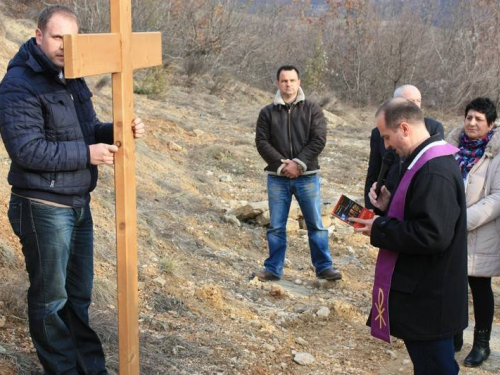 FOTO: Vlč. mr. Pero Brajko predvodio Križni put na Uzdolu