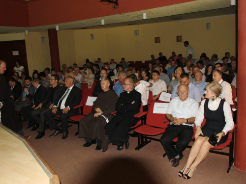 FOTO: Polaganjem vijenaca i svečanom sjednicom započelo obilježavanje Dana općine