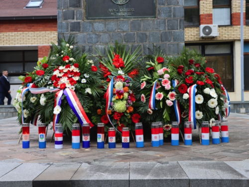 FOTO: Polaganjem vijenaca i svečanom sjednicom započelo obilježavanje Dana općine