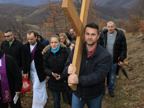 FOTO: Vlč. Ljubo Zadrić predvodio križni put na Uzdolu