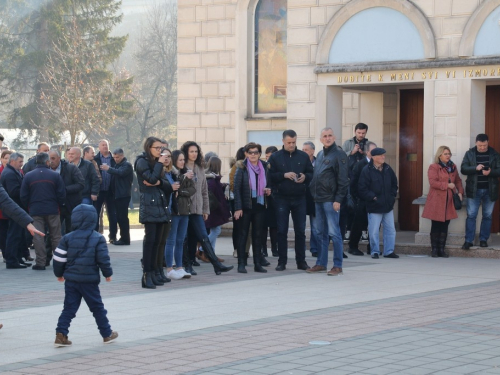 U Prozoru svečano otvoren Božićni sajam