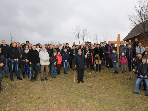 FOTO: Fra Andrija Jozić predvodio križni put na Uzdolu