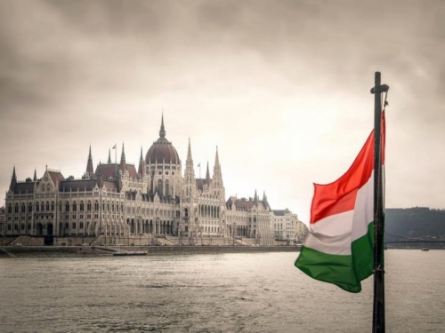Mađarska produljila izvanredno stanje do jeseni