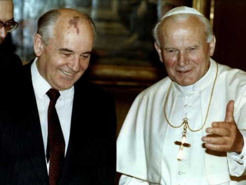 Papa Franjo pohvalio Gorbačova