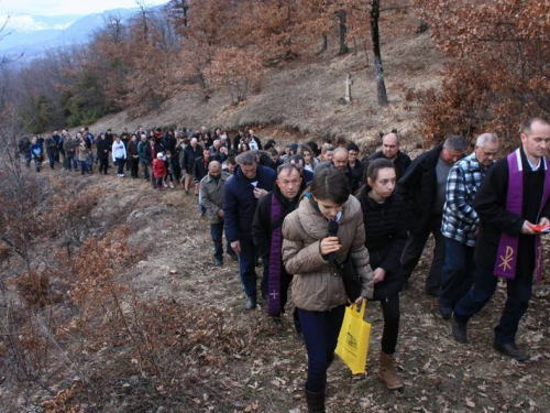 FOTO: Vlč. mr. Pero Brajko predvodio Križni put na Uzdolu