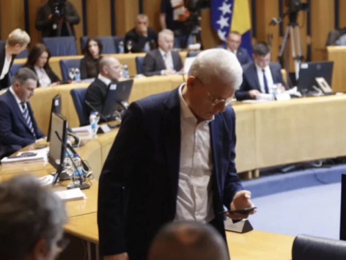 Klub Bošnjaka u Domu naroda: Zašto je Dodik još uvijek predsjednik stranke?