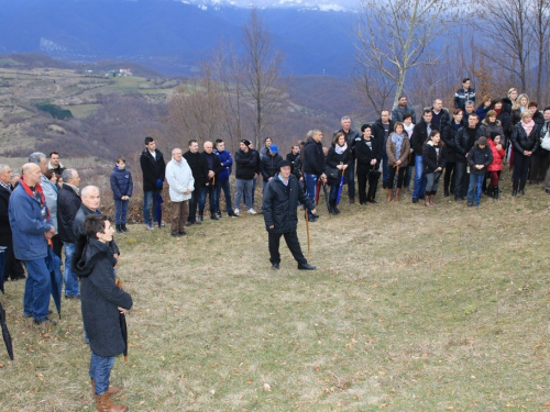 FOTO: Fra Andrija Jozić predvodio križni put na Uzdolu