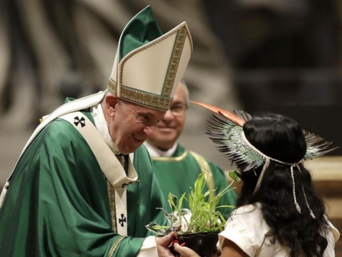 Papa želi da se zaustave ''predatori koji'' uništavaju Amazoniju