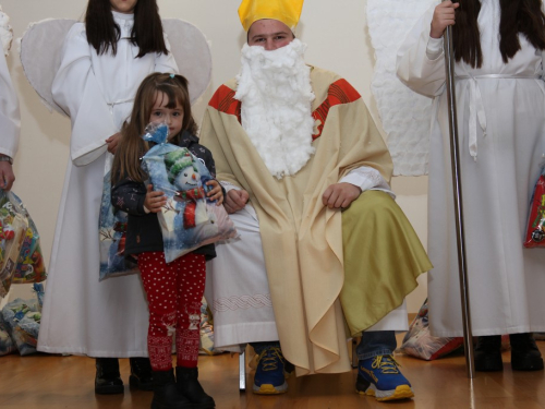 FOTO: Sveti Nikola razveselio najmlađe u župi Rumboci