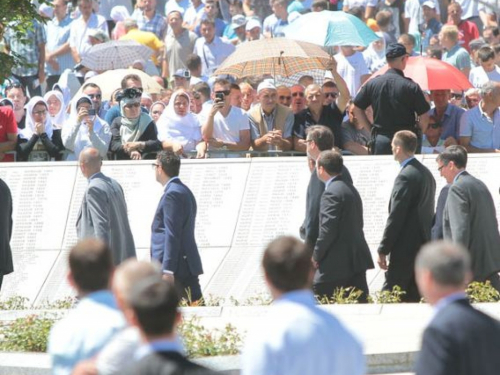 VIDEO: Vučić izviždan i napadnut nakon komemoracije u Srebrenici