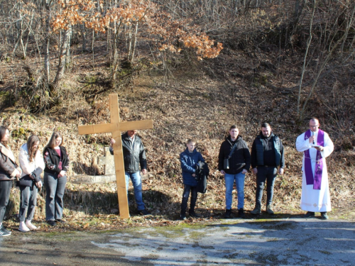 FOTO: Pobožnost križnog puta u župi Uzdol