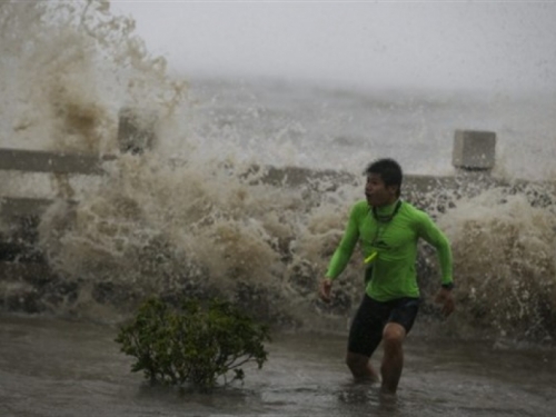Filipini: Petero mrtvih i 100 tisuća evakuiranih pred tajfunom Haima