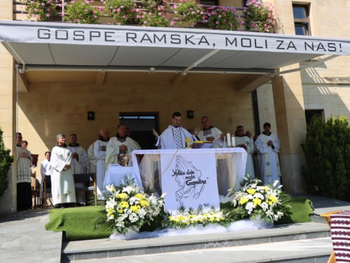 FOTO: Na Šćitu svečano proslavljena Velika Gospa i Mlada misa fra Mile Belje