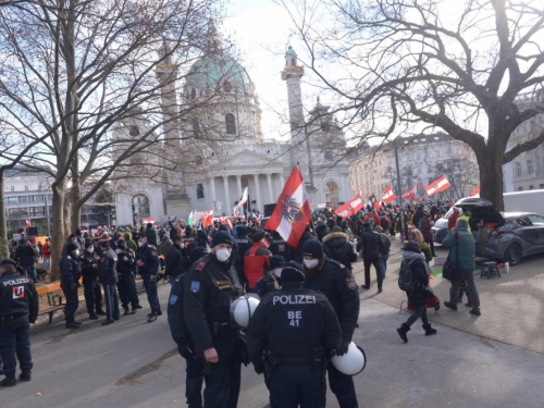 U Beču prosvjednici protiv mjera izašli na ulice: ‘Više ne želim nositi ovo sranje od maske!‘