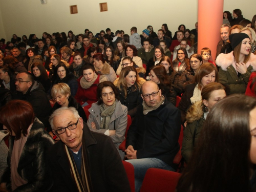 FOTO: Srednjoškolska priredba povodom Valentinova