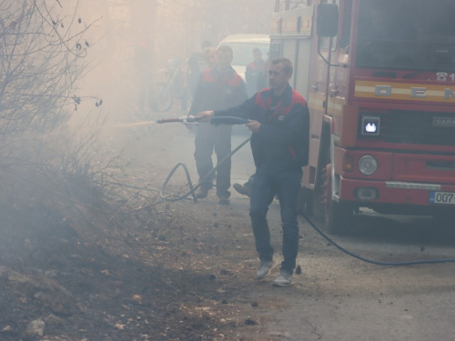 FOTO/VIDEO: Ugašen požar koji je prijetio objektu HE Rama