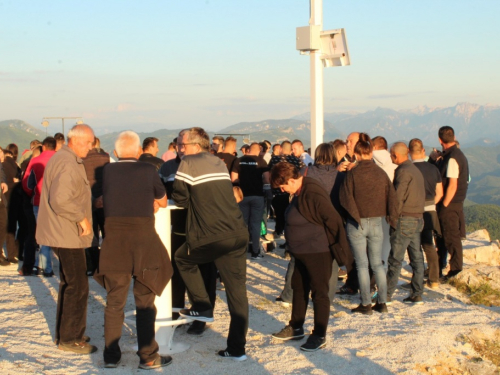 FOTO| Gmićani podigli križ na Makljenu