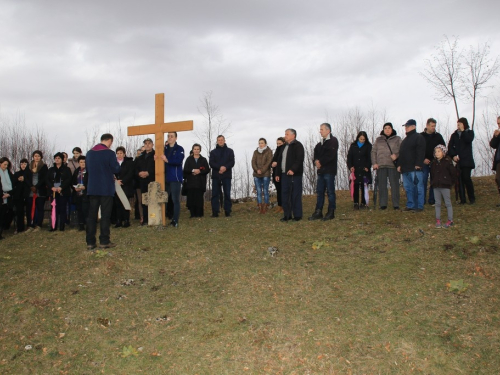 FOTO: Mr. Pero Brajko predvodio put križa na Uzdolu