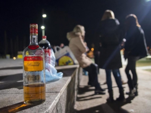 Točenje alkohola maloljetnicima: Kazna uskoro sa 150 na 450 KM?