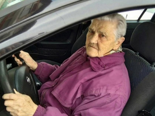 83-godišnja baka ruši stereotipe o ženama i automobilima