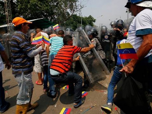 Tisuće Venezuelaca probili barikade, prešli kolumbijsku granicu
