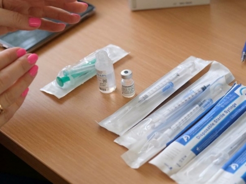 Latvija uvodi obvezno cijepljenje u zdravstvu i obrazovanju