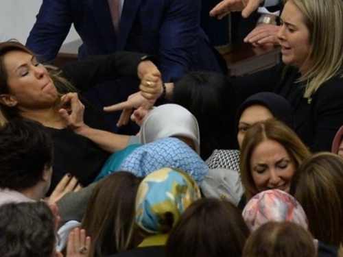 VIDEO: Tučnjava zastupnica u turskom parlamentu
