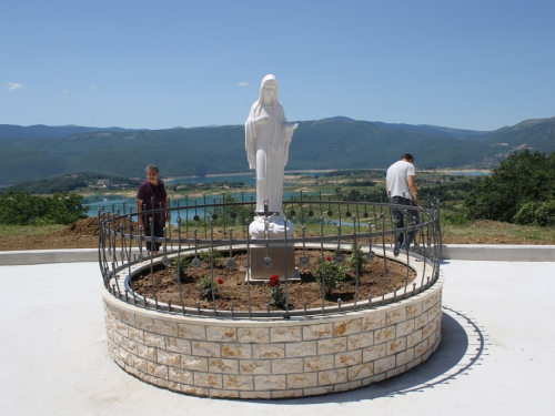 FOTO/VIDEO: U Podboru svečano blagoslovljen Gospin kip