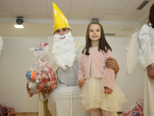 FOTO: Sv. Nikola razveselio mališane u Rumbocima