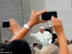 Papa vjernicima: Koristite Bibliju koliko i telefone