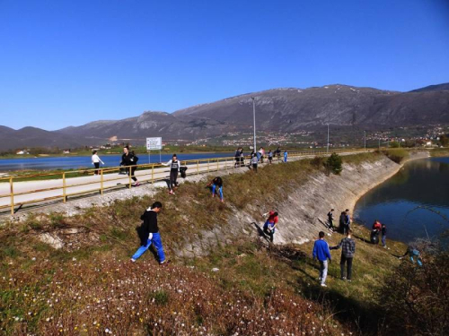 FOTO: Učenici u Eko akciji čišćenja obale Ramskog jezera