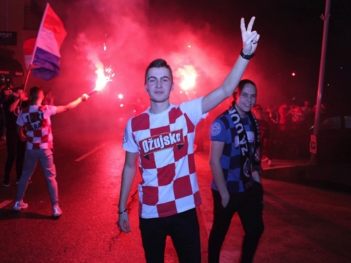 FOTO/VIDEO: Veliko slavlje u Prozoru nakon pobjede 'Vatrenih'