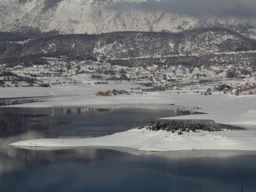 FOTO: Ramsko jezero uokvireno snježnom bjelinom i kontrastima