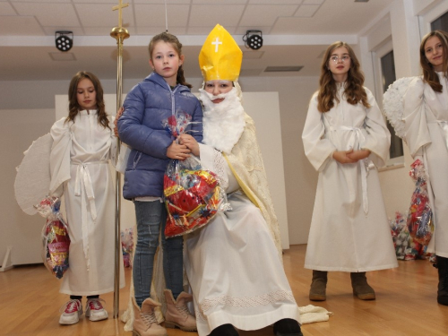 FOTO: Susret djece sa svetim Nikolom u Rumbocima